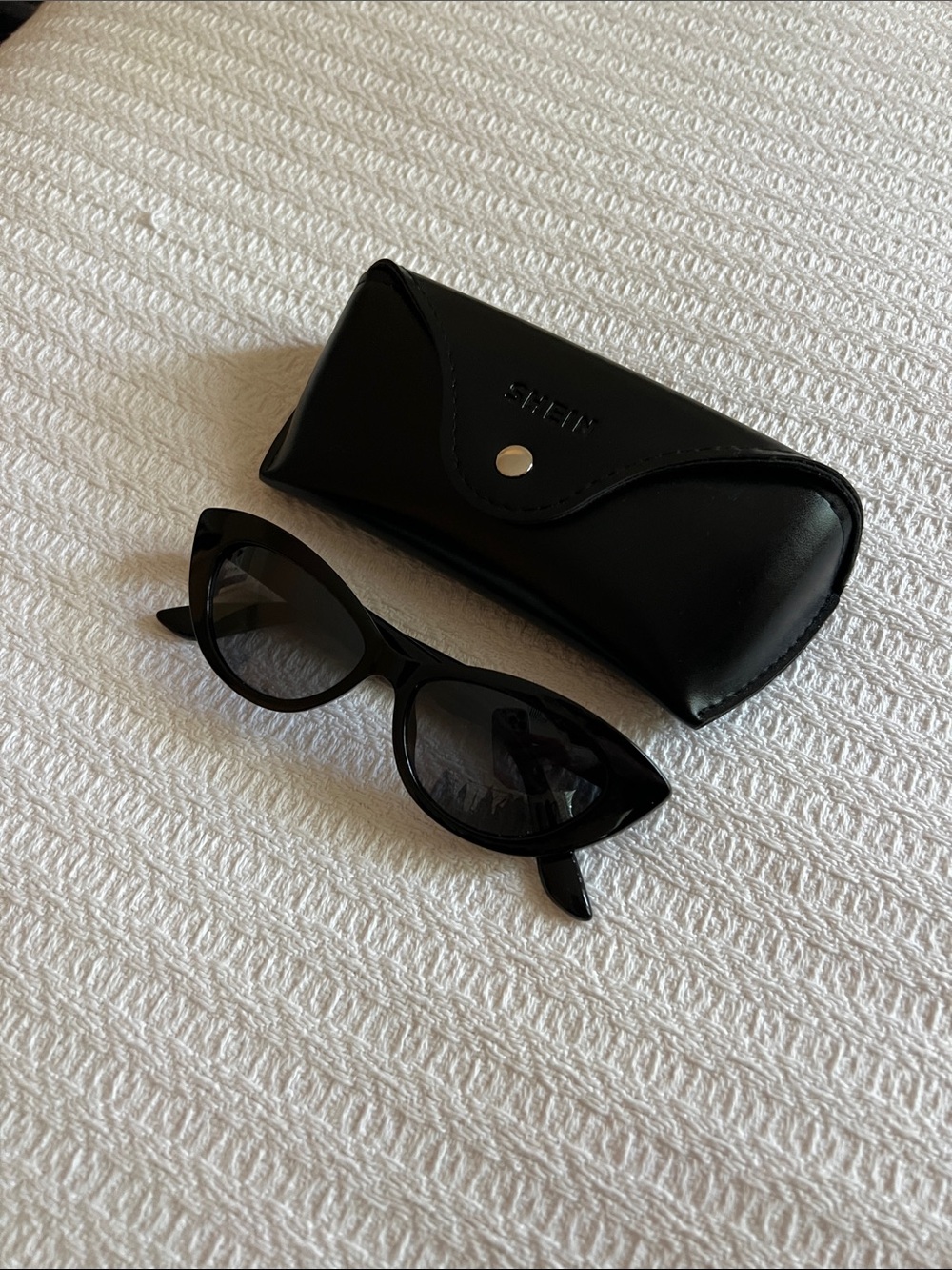 Black Cat-Eye Sunglasses with Case - Shein